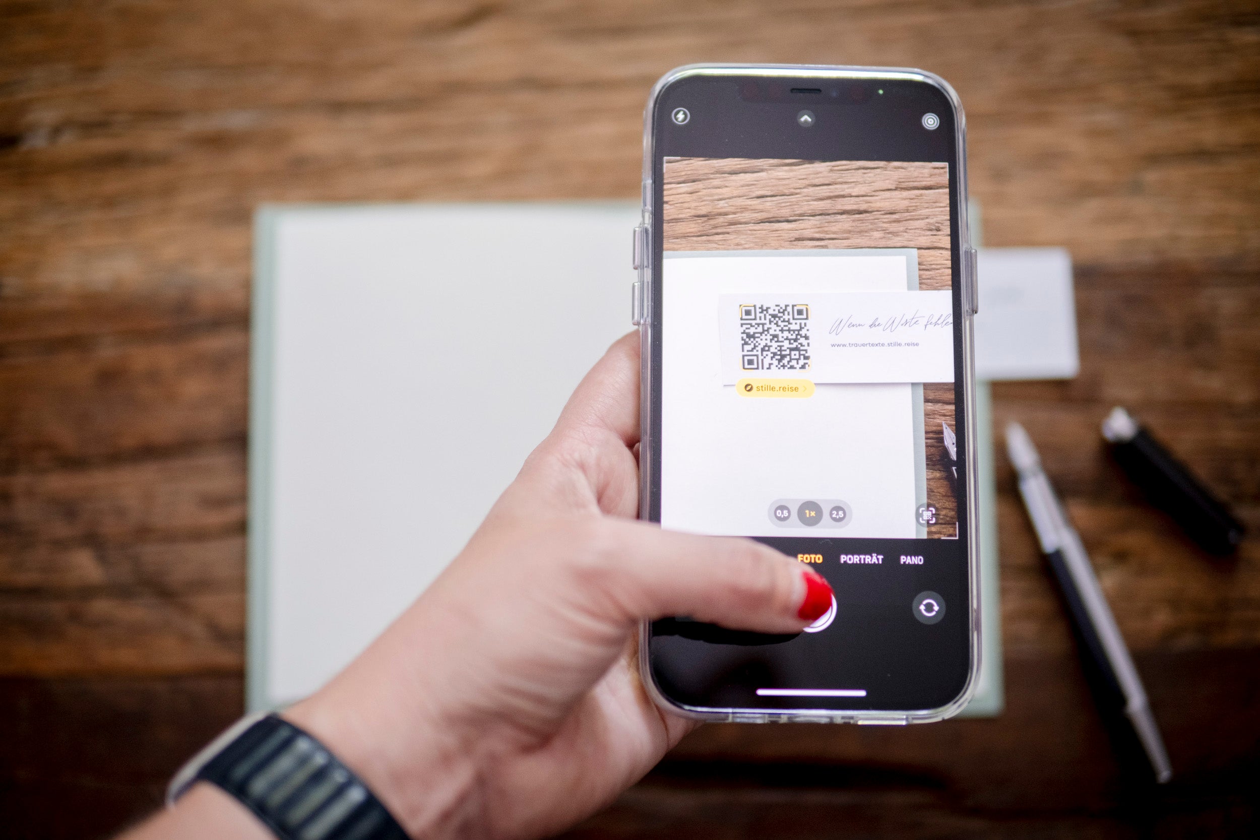 Trauertexte Inspiration für Beileidskarten - QR-Code wird mit dem Smartphone videografiert