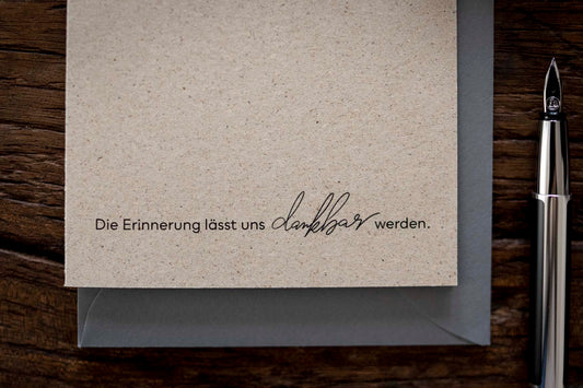 Nahansicht einer hochwertigen Trauerkarte mit QR-Code zu Textinspirationen für die richtigen Worte